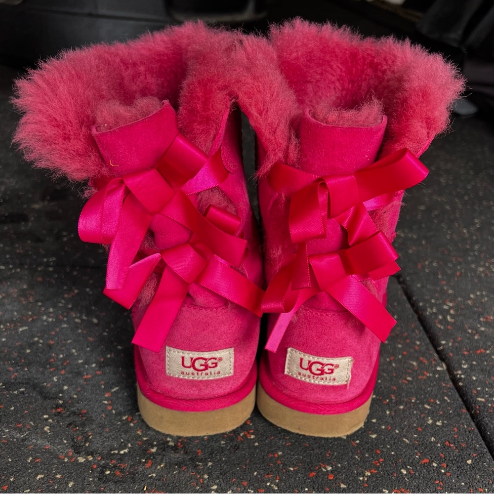 Girls / Womens Hot pink UGG boots with bows in back